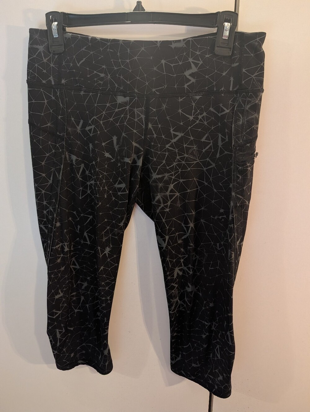 Lululemon Woman's Size 8 Black Geometric Capri Active Leggings
